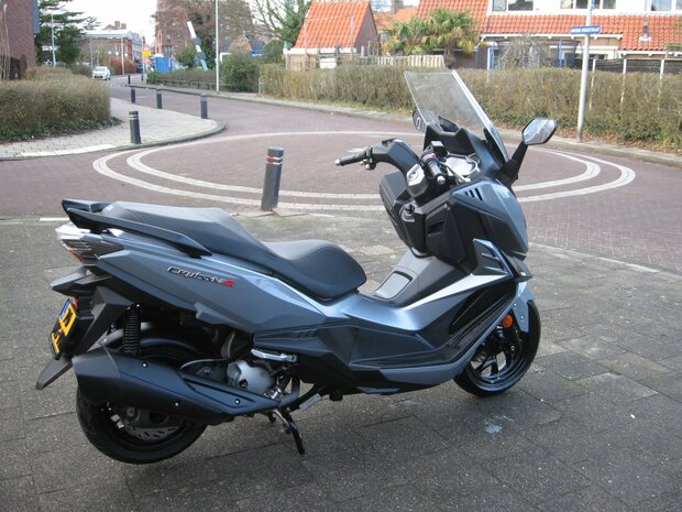 Sym Cruisym 300 motorscooter
